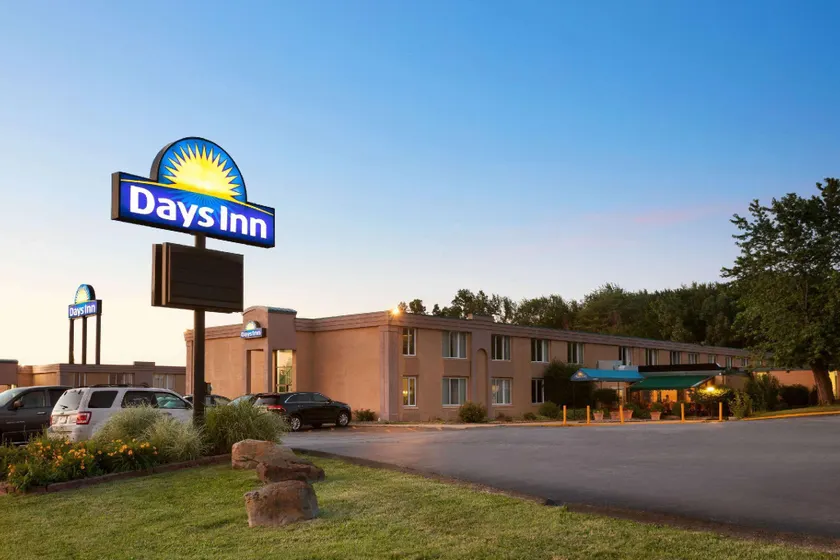 Days Inn by Wyndham Willoughby Cleveland - Image 1