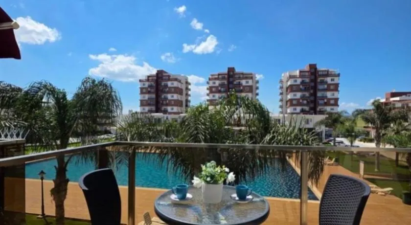 Kıbrısın gözdesi Long Beach de Havuz manzaralı stüdyo daire - Image 1