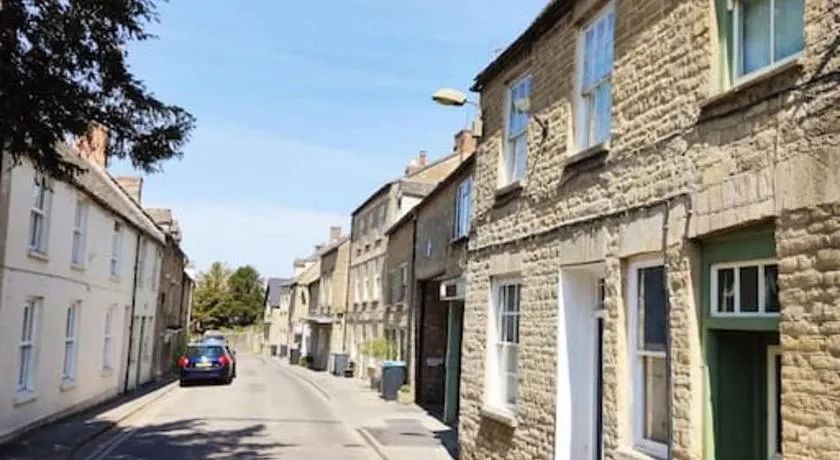 Spacious 1-bed apartment with super king or twin in central Charlbury, Cotswolds - Image 1