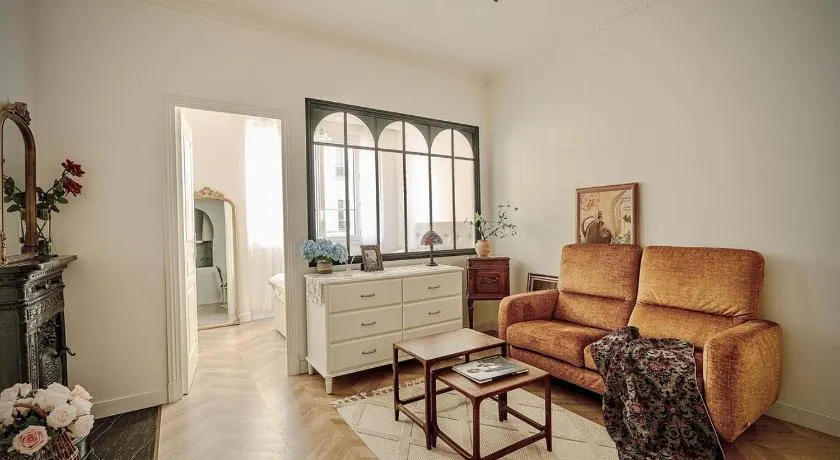 Sèvres-Lecourbe Romantic Apartment T2 Paris15 - Image 1