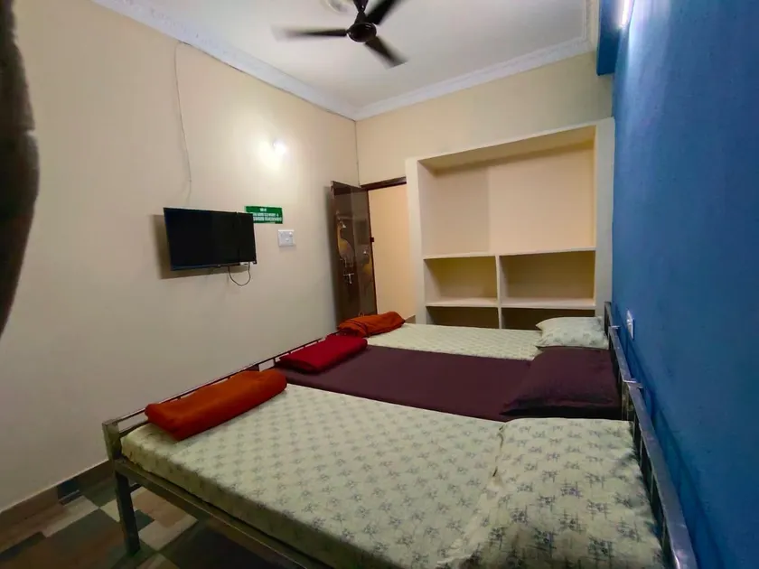 SriShivaShankari GuestHouse - Image 1