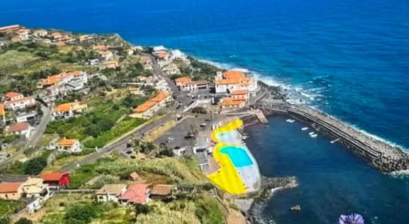 Charming island - Image 1