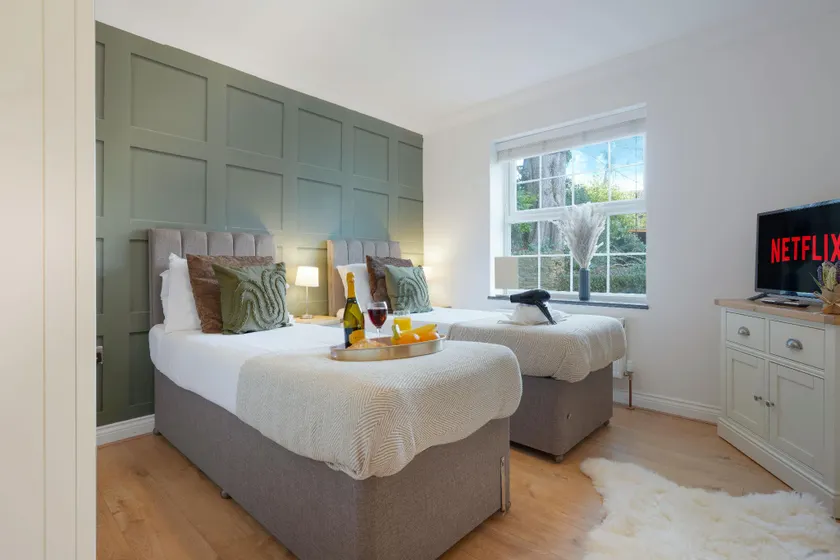 Stylish Flat • City Centre • Sleep 5 • Free Parking • Fast Wifi • Smart TV • Yoko Property - Image 1
