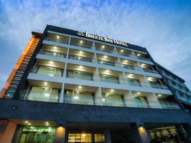 Breeze Bay Hotel - Image 1