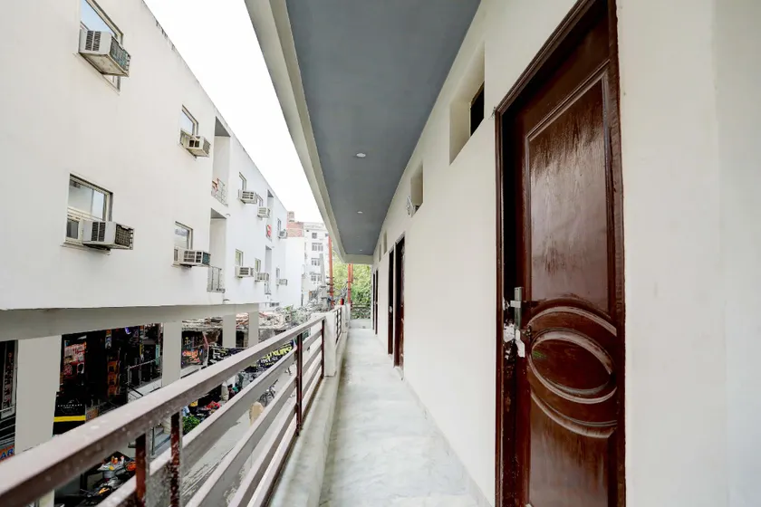 Hotel O Tilak hotel 24 Sector 27 Near by Vinayak Hospital Gali no-6 - Image 1