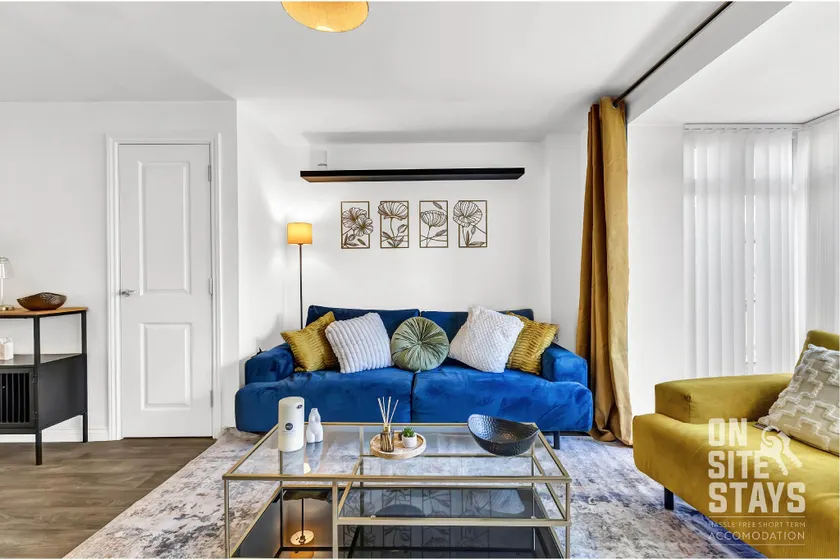 4Double Bed 3.5 Bathrooms Parking Garden & Wifi - Image 1