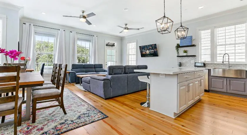 Hosteeva Amazing 4 BR Modern Condo with Balcony Near Frnch Quarter - Image 1