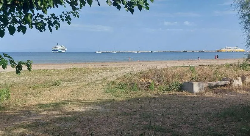 Charming Beachfront 2-bedroom house with AC - Image 1