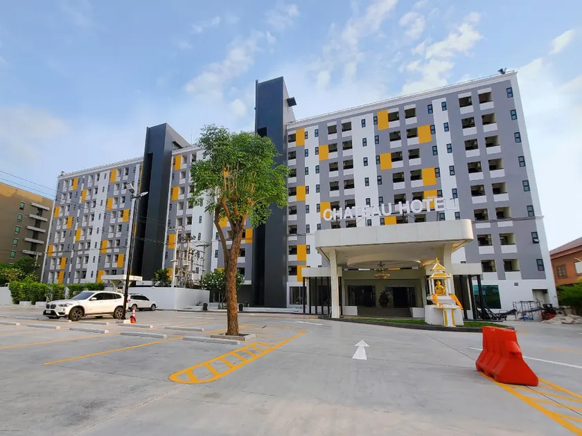 Chateau Hotel & Apartments - Image 1