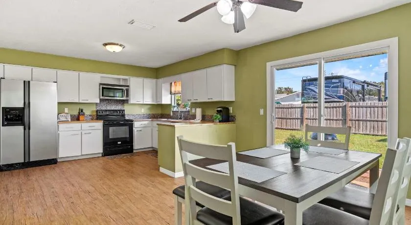 Sarasota Bradenton Getaway 3BR Sleeps 10 - Image 1
