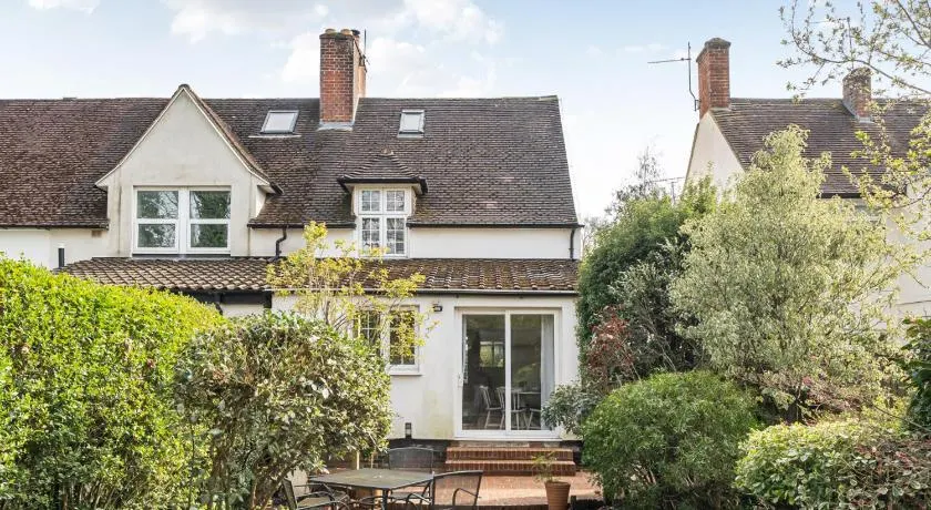 Spacious Surrey Home Garden Fast London Links - Pass the Keys - Image 1