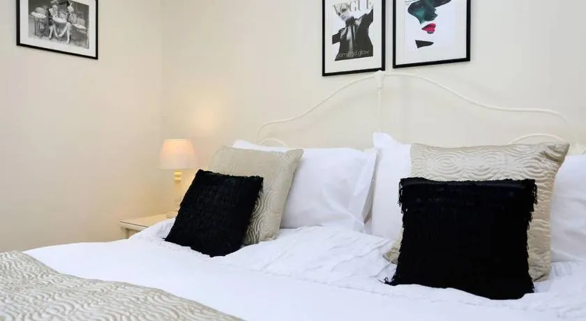West Bow - Comfy 2 bed on West Bow overlooking Grassmarket - Image 1