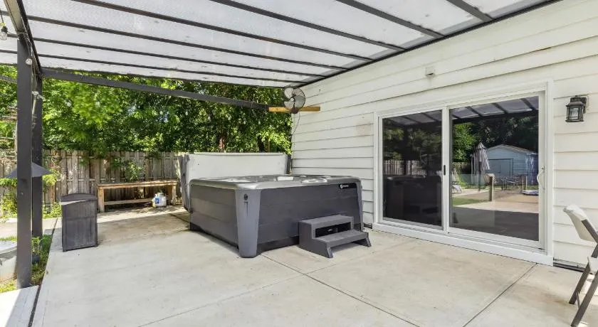 Spacious Family Getaway- Salt Water Pool & Hot Tub - Image 1