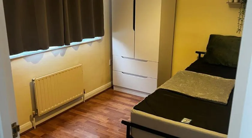 Single Room in town house - Image 1