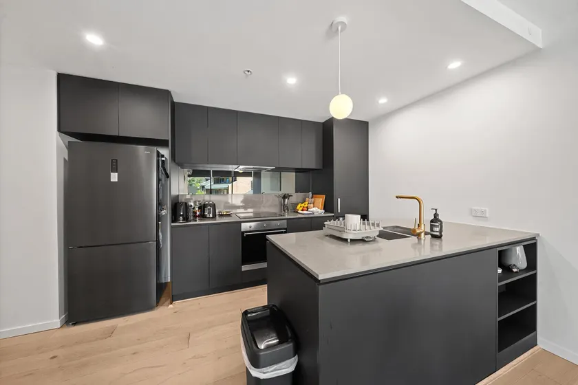 Bright Unit with Secure Parking and Garden Access - Image 1