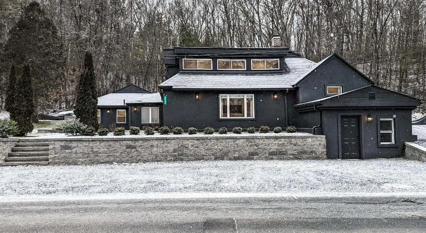 Hideaway Lodge - Glen Lake, Lake George - Image 1