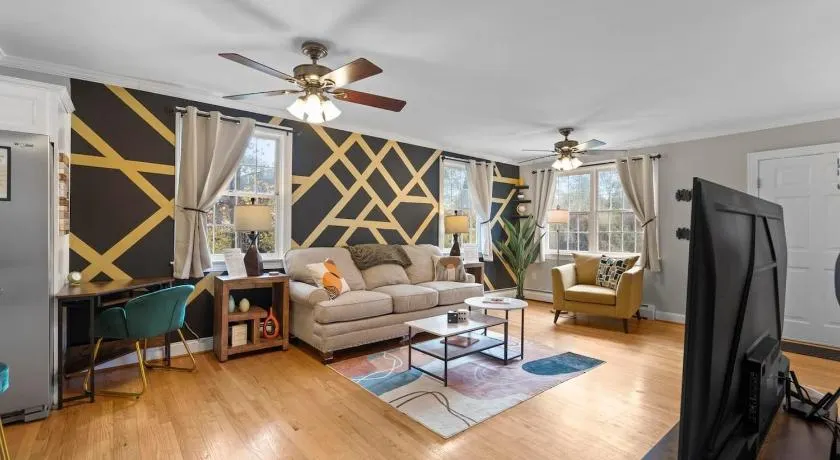 Spacious-5 Beds! 3 Mi to Mohegan - Image 1