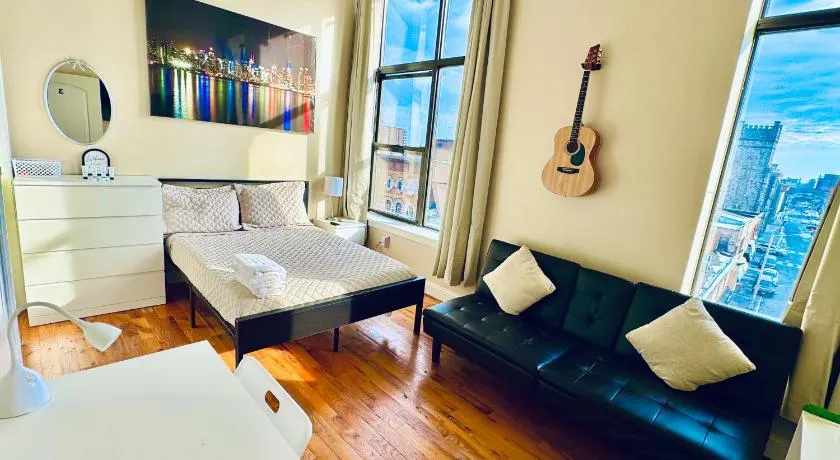 Modern Luxury Executive Room with NYC Fast Access - Image 1