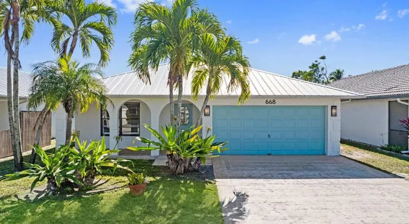 Avanti Vacation Rental - Newly Updated 3 BR Retreat with Private Pool - Just Minutes from Vanderbilt Beach and Delnor Wiggins! State Park Sunny Southern Exposure and Pet Friendly Stay - Image 1