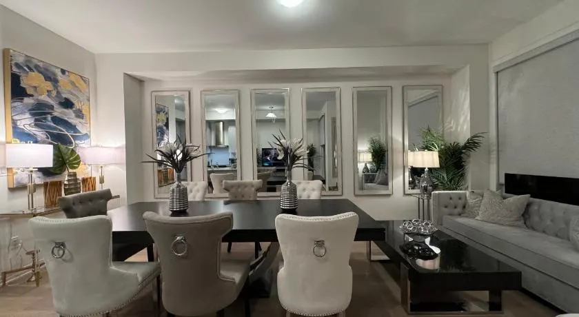 Richmond Hill Luxury Residence Sleeps 16 Free Parking - IVYLEA - Image 1