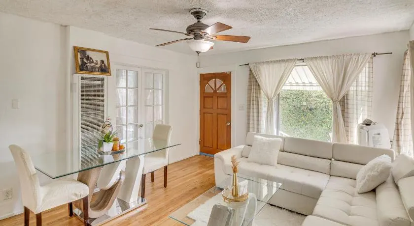 Walk to Eats! Commuter-Friendly Apt in Van Nuys - Image 1