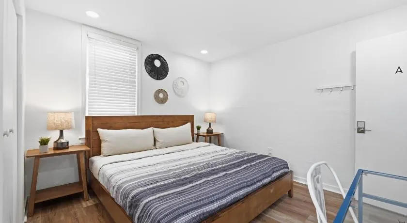 Dormont, Pittsburgh !A Spacious and Modern Private Bedroom with Shared Bathroom - Image 1