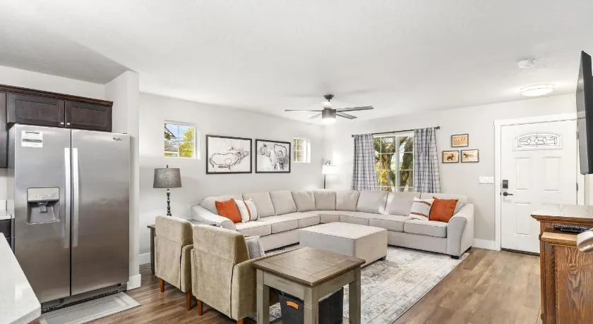 Hot Tub, Sleeps 12, Well-Stocked Kitchen, Central Location, Modern Home - Image 1