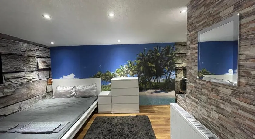 Modern 1 bed suite in guest house private garden - Image 1