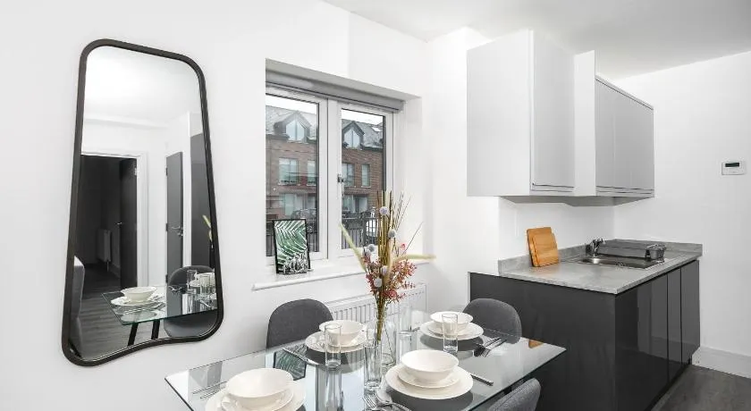 Modern Spacious 1Bed with Allocated Parking, Fast Wi-Fi, Private Garden, and Fast Access to Train and Bus Stations - Image 1