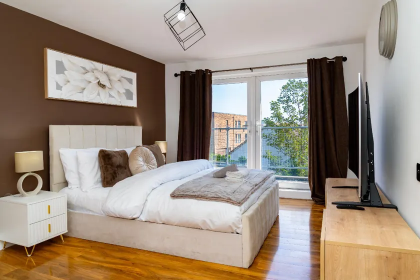 Luxury 5BD, Gym, Parking, Bus to Airport, Sleeps10 - Image 1
