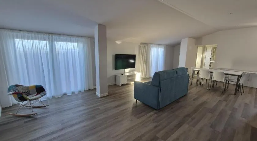 Hotel MAX Lazise &Appartamenti - A due Passi dai Parchi Più Famosi - Image 1