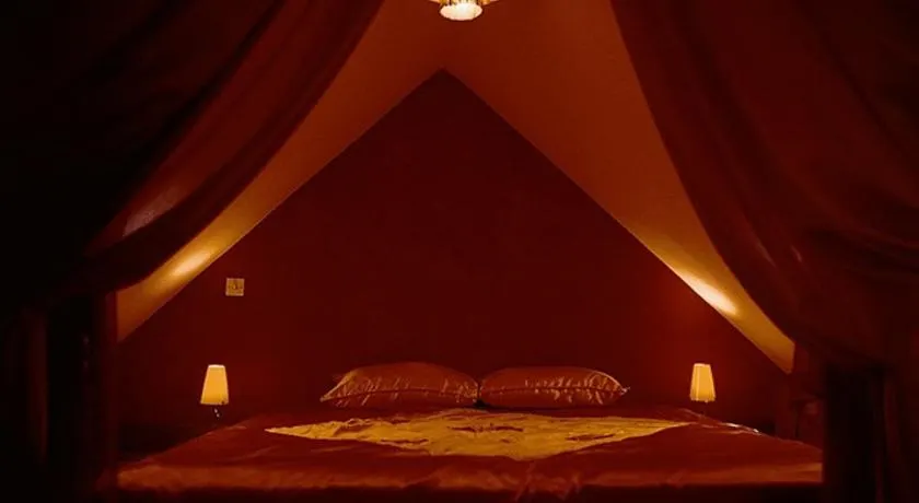 Moongate lodge - Image 1