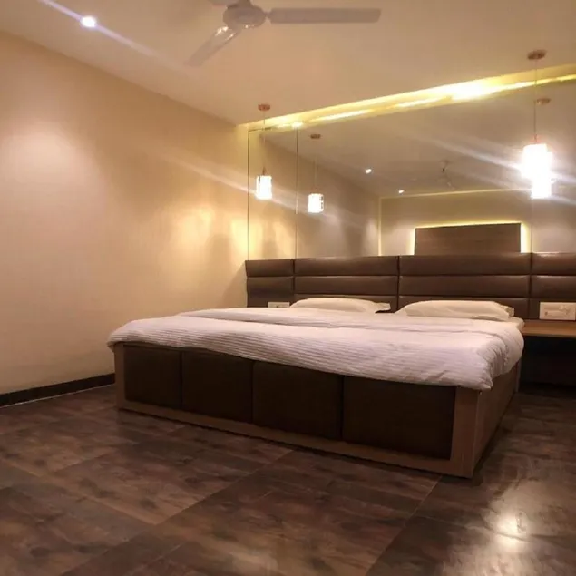 Hotel Solitare - Image 1
