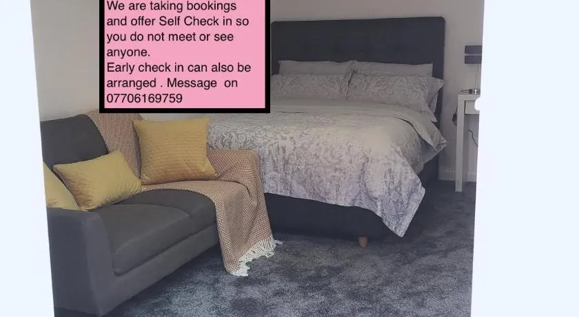 Flat 2 - Entire Modern Two Bedrooms home with en-suite & free parking close to QMC, City centre and Notts uni - Self check in - Image 1