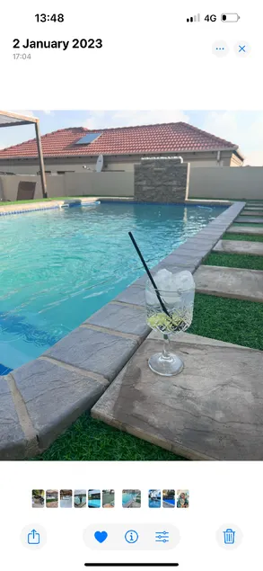 Poolside paradise - Image 1