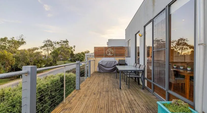 Two Story, Torquay Holiday Home with Large Balcony - Image 1