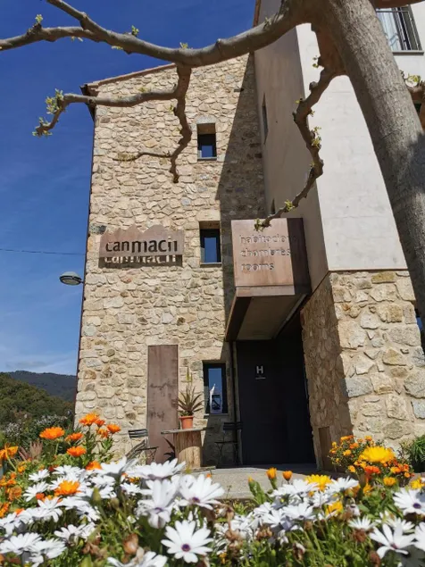 Restaurante y Alojamiento Can Mach - Image 1