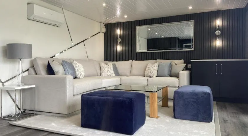 Luxury and Style - The Garden Room - Image 1