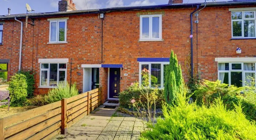 New Duston 4-BR House, En-suite, Garden, Parking - Image 1