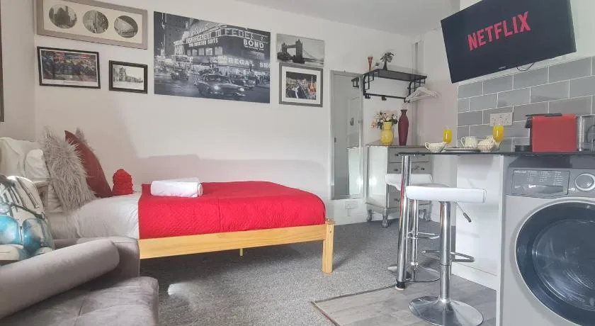 West Street Studios, Free WIFI, FREE Parking, Washer dryer - Image 1