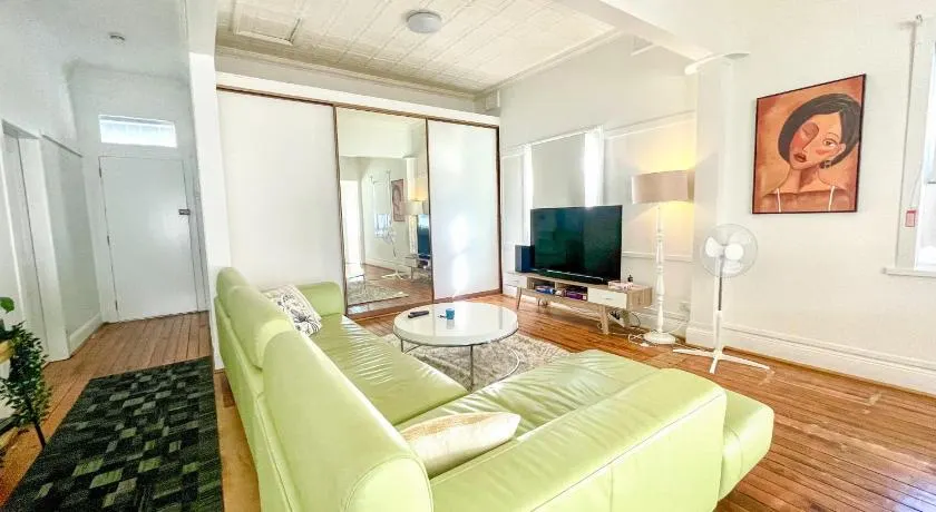 Mascot Private Rooms Near Sydney Airport & CBD - Image 1