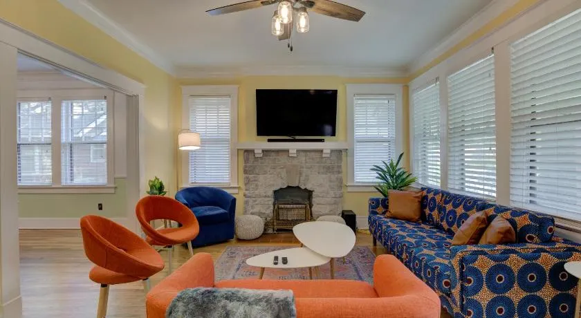 Spacious 3BR Cooper-Young Bungalow - Sleeps 8 - Walkable to Dining - Easy Access to Downtown - Parking - Image 1