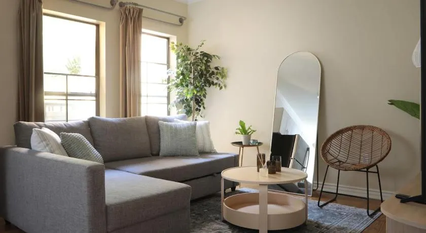 Downtown Santa Monica 1BR Free Parking & Pool - Image 1