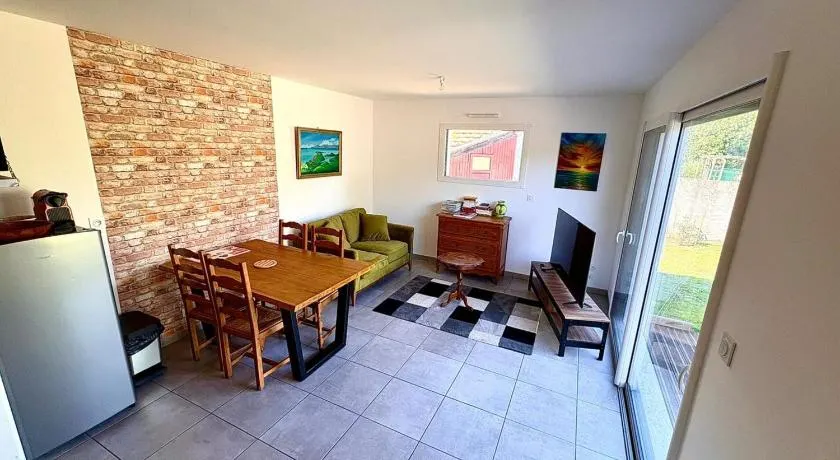 Bright house with garden - Image 1