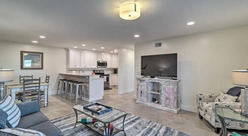 Two-story condo with pool, tennis & patio - 2 short blocks to the beach - Image 1