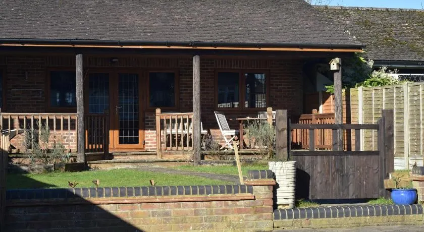 Spacious Garden Studio - Image 1