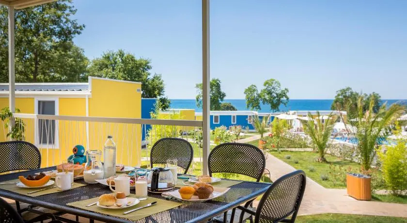Mobile Home in Novigrad With Terrace - Image 1
