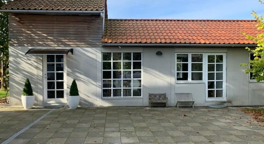 Modern 2 bedroom cottage close to airport and town - sleeps 8 - Image 1