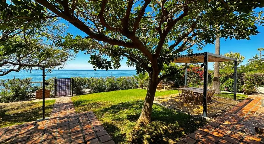VILLA ALBORAN Beachfront 9PAX - Image 1