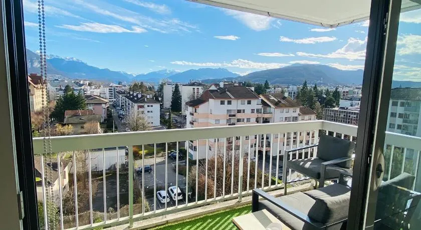 Panorama Stay, Pool, Balcony and Mountain View - Image 1